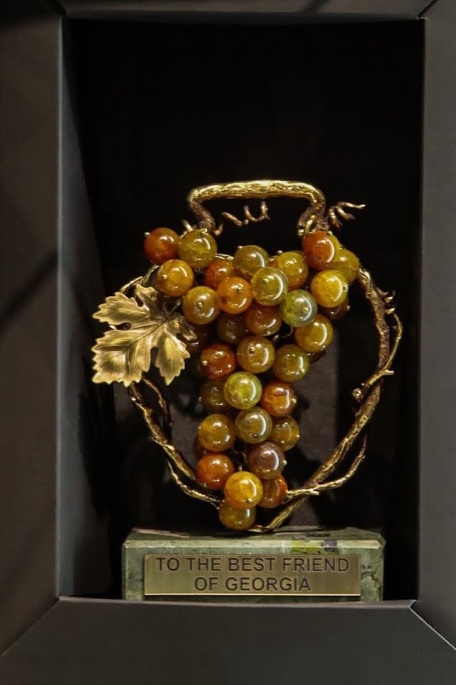 Bronze souvenir "Kvevri and Grapes" (Premium)